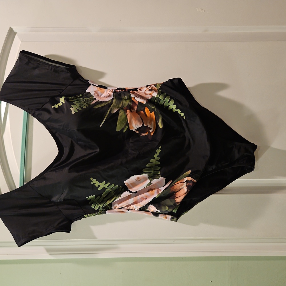 Meet Curve one piece Swimsuit 🩱 size 2XL never worn